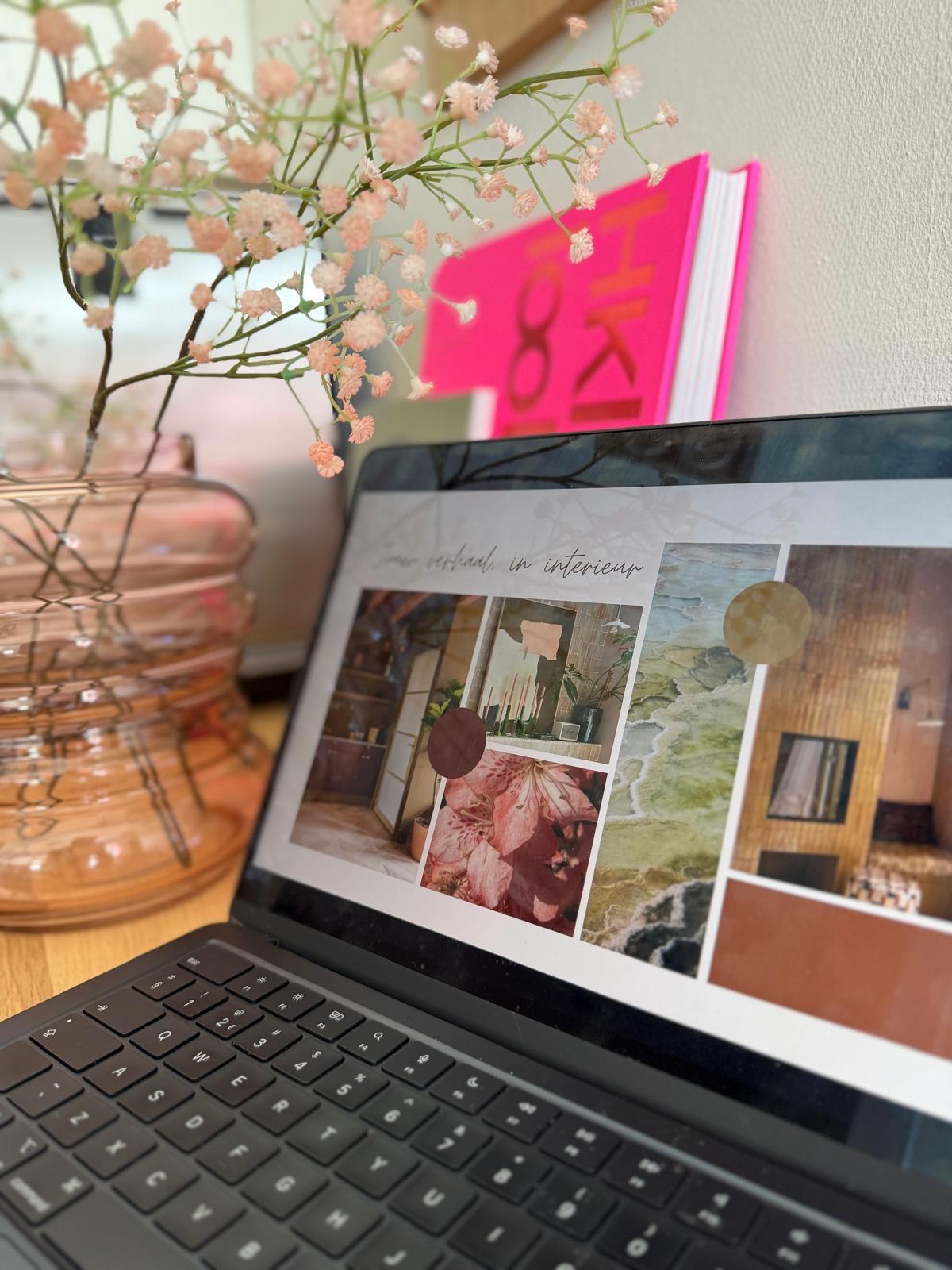 Moodboard met interieurbeelden op een laptopscherm